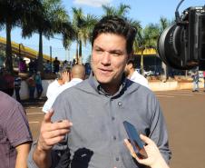 Homem sendo entrevistado por repórteres