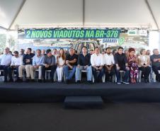 pessoas comemorando a inauguração do viaduto