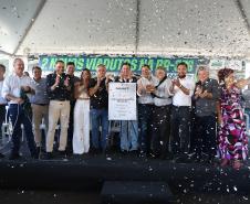 pessoas comemorando a inauguração do viaduto