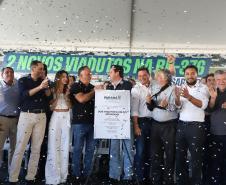 pessoas comemorando a inauguração do viaduto