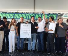 pessoas comemorando a inauguração do viaduto