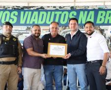 pessoas comemorando a inauguração do viaduto