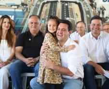 pessoas comemorando a inauguração do viaduto