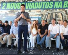 Homem falando em cima do palco