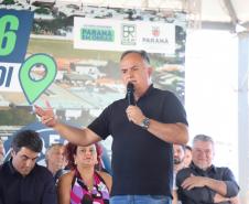 Homem falando em cima do palco