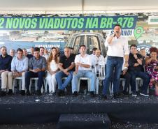 Secretario de Infraestrutura e Logística, Sandro Alex, falando em cima do palco