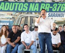 Secretario de Infraestrutura e Logística, Sandro Alex, falando em cima do palco