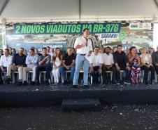 Governador, Ratinho Junior, falando em cima do palco