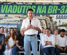 Governador, Ratinho Junior, falando em cima do palco