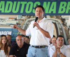 Governador, Ratinho Junior, falando em cima do palco