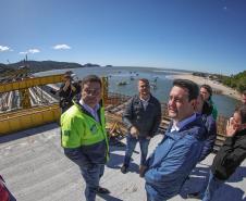 pessoas na obra da Ponte de Guaratuba.