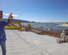 Governador Carlos Massa Ratinho Junior na obra da Ponte de Guaratuba.