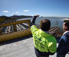 pessoas na obra da Ponte de Guaratuba.