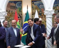 pessoas comemorando o acordo