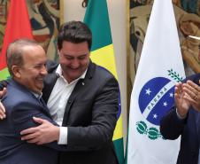 pessoas comemorando o acordo
