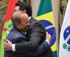 pessoas comemorando o acordo