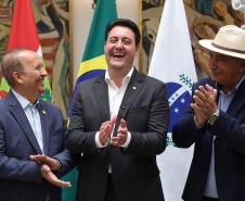 pessoas comemorando o acordo