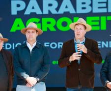 Homem falando em cima do palco