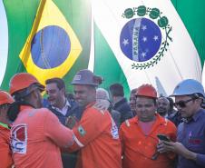 Pessoas comemorando o inicio da duplicação em concreto da PR-412 entre Matinhos e Pontal do Paraná