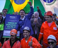Pessoas comemorando o inicio da duplicação em concreto da PR-412 entre Matinhos e Pontal do Paraná