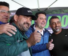 Pessoas comemorando o inicio da duplicação em concreto da PR-412 entre Matinhos e Pontal do Paraná