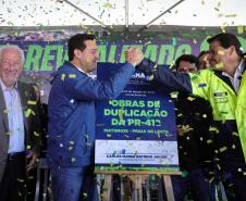 Pessoas comemorando o inicio da duplicação em concreto da PR-412 entre Matinhos e Pontal do Paraná