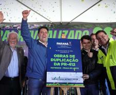 Pessoas comemorando o inicio da duplicação em concreto da PR-412 entre Matinhos e Pontal do Paraná