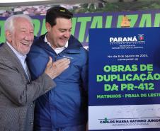 Pessoas comemorando o inicio da duplicação em concreto da PR-412 entre Matinhos e Pontal do Paraná