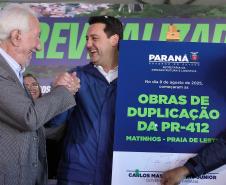 Pessoas comemorando o inicio da duplicação em concreto da PR-412 entre Matinhos e Pontal do Paraná