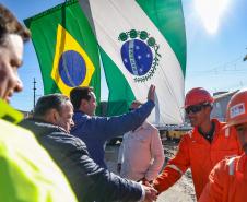 Pessoas comemorando o inicio da duplicação em concreto da PR-412 entre Matinhos e Pontal do Paraná