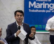 Homem falando de cima de um palco