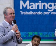 Homem falando de cima de um palco