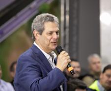 Homem falando de cima de um palco
