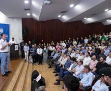 Governador, Ratinho Júnior, falando de cima de um palco