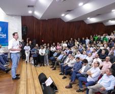 Governador, Ratinho Júnior, falando de cima de um palco