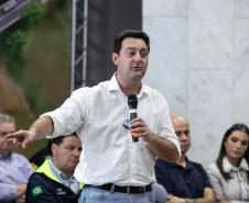 Governador, Ratinho Júnior, falando de cima de um palco