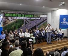 Governador, Ratinho Júnior, falando de cima de um palco