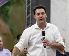 Governador, Ratinho Júnior, falando de cima de um palco