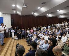 Governador, Ratinho Júnior, falando de cima de um palco