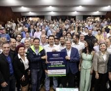 Pessoas comemorando autoriza convênio da duplicação do Contorno Sul de Maringá