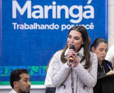 Mulher falando de cima de um palco
