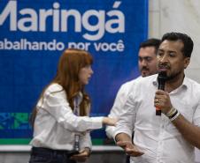 Homem falando de cima de um palco
