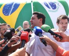 Governador dando entrevistas para repórteres