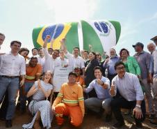 Pessoas comemorando a duplicação