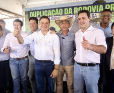 Pessoas posando para foto em cima do palco