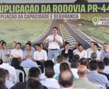 Governador discursando em cima do palco