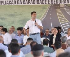 Governador discursando em cima do palco