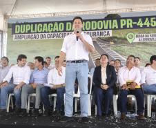 Governador discursando em cima do palco