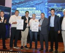 pessoas posando com papel de liberação de recursos