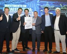 pessoas posando com papel de liberação de recursos